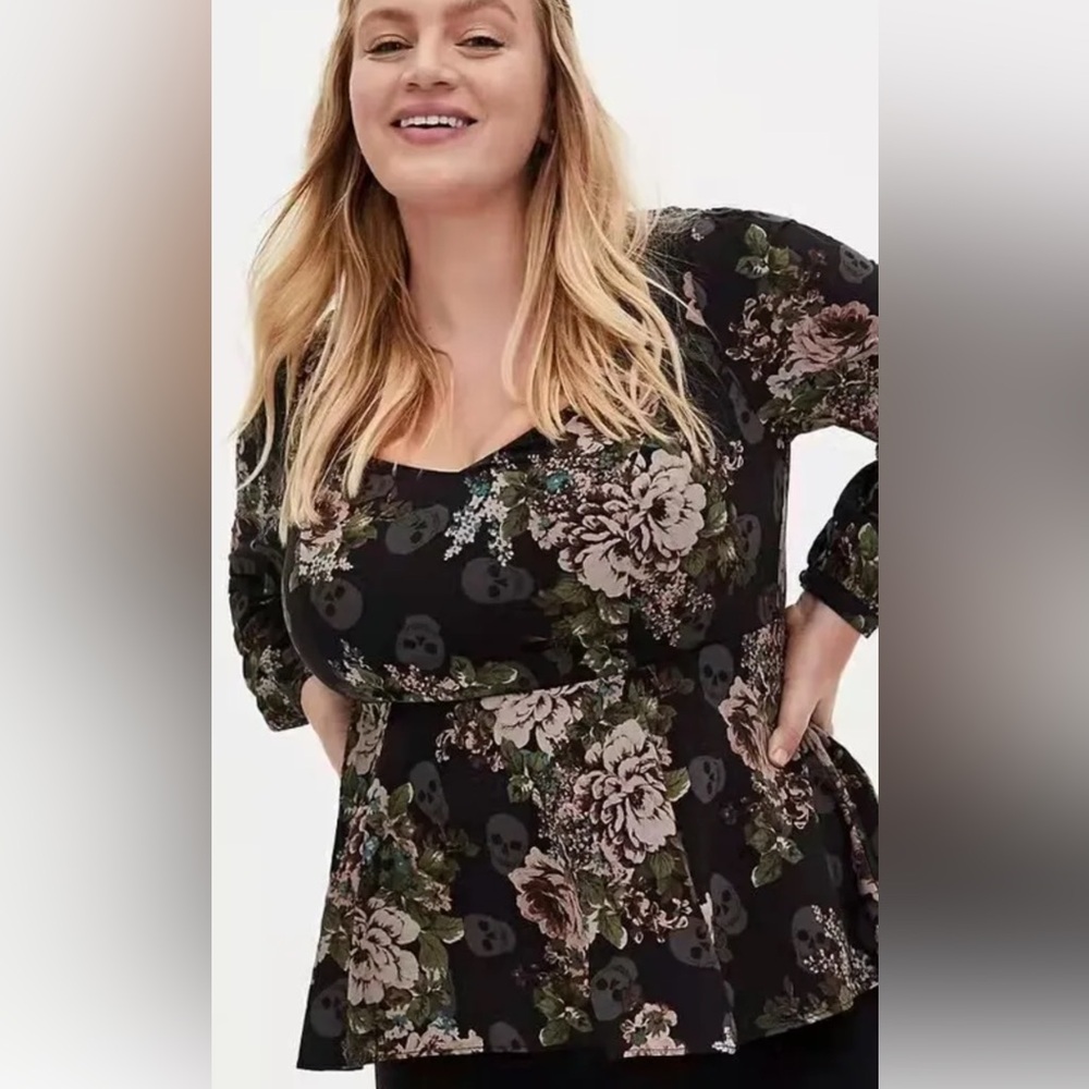 Torrid misses Sz large (0) skull floral motif blouse spooky Practical magic fun